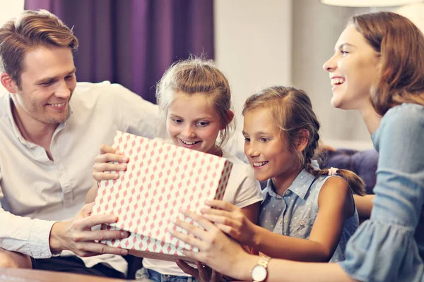 Familia feliz relajarse en la habitación del hotel — Foto de Stock