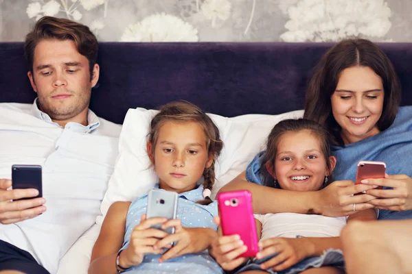 Lycklig familj avkopplande i hotellrum — Stockfoto