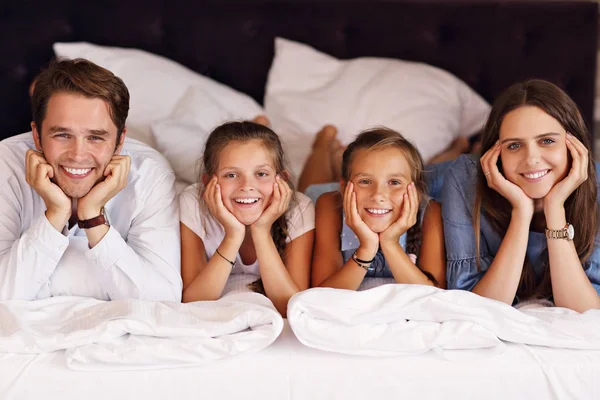 Feliz família relaxante no quarto de hotel — Fotografia de Stock