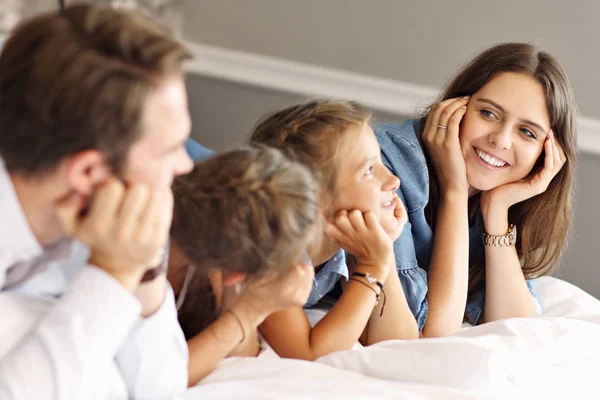 Szczęśliwa rodzina relaks w pokoju hotelowym — Zdjęcie stockowe