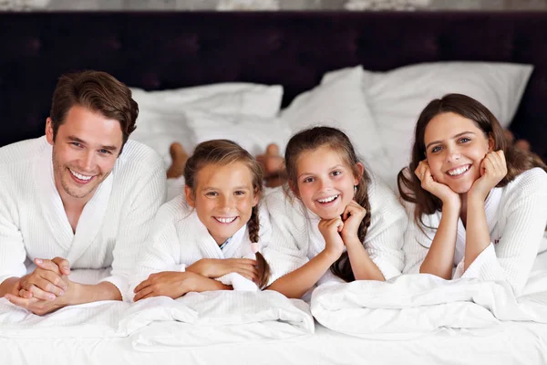 Glückliche Familie entspannt im Hotelzimmer — Stockfoto