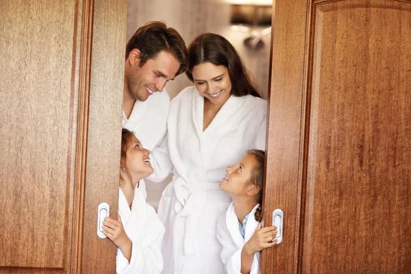 Feliz família relaxante no quarto de hotel — Fotografia de Stock