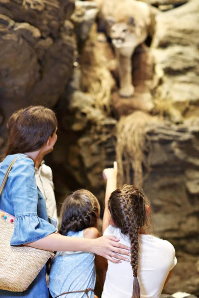 Glad familj i naturmuseum — Stockfoto