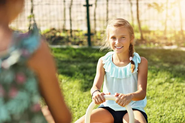 Fröhliche Kinder haben Spaß auf Spielplatz — Stockfoto