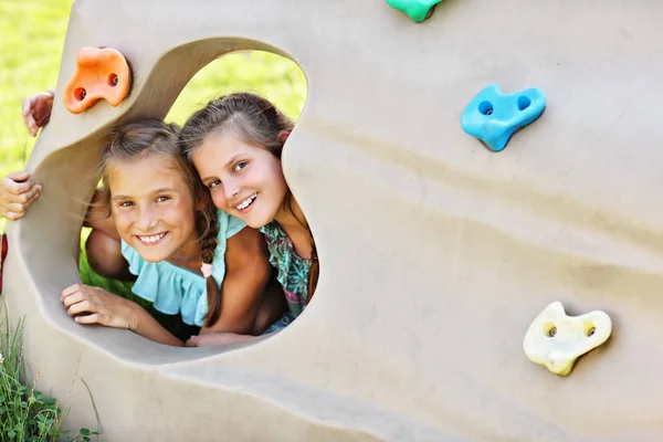 Glada barn ha roligt på lekplatsen — Stockfoto