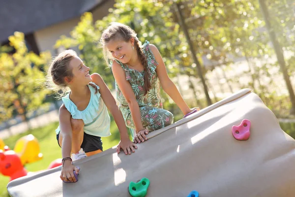 Niños alegres divirtiéndose en el patio de recreo —  Fotos de Stock