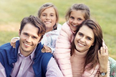 Doğada eğleniyor çocuklu genç aile