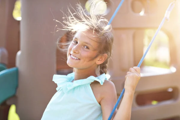 うれしそうな女の子が遊び場で楽しんで — ストック写真