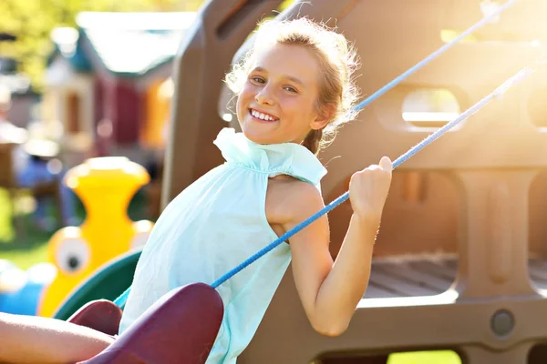 Fröhliches Mädchen hat Spaß auf Spielplatz — Stockfoto