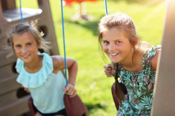 Niños alegres divirtiéndose en el patio de recreo — Foto de Stock