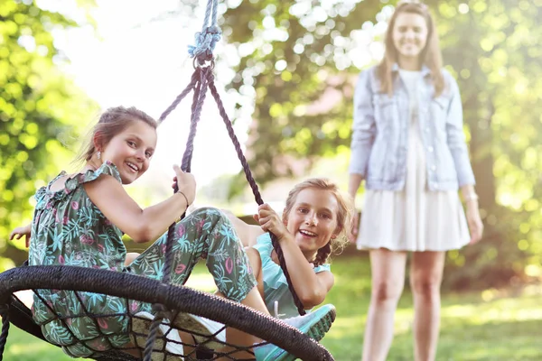 Neşeli aile sahada eğleniyor — Stok fotoğraf