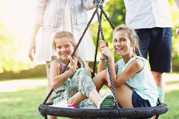 Fröhliche Familie hat Spaß auf Spielplatz — Stockfoto