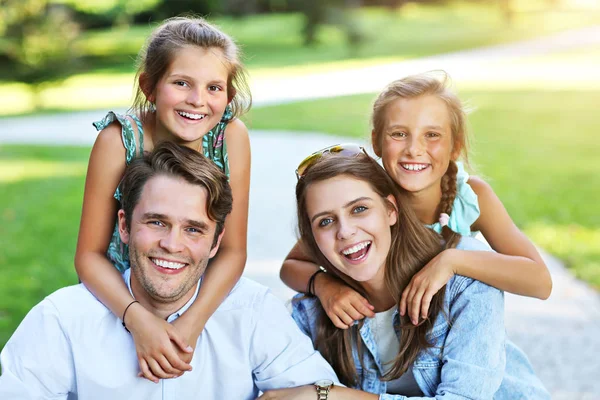 Familia joven con niños divirtiéndose en la naturaleza — Foto de Stock