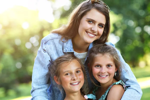 Giovane mamma con bambini divertirsi in natura — Foto Stock