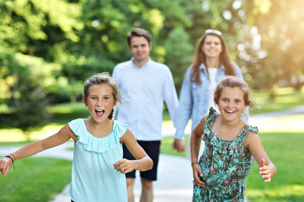 Jong gezin met kinderen plezier in de natuur — Stockfoto