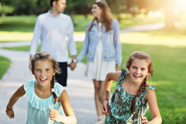 Famiglia giovane con bambini che si divertono nella natura — Foto Stock