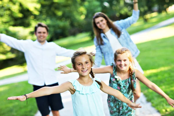 Jong gezin met kinderen plezier in de natuur — Stockfoto