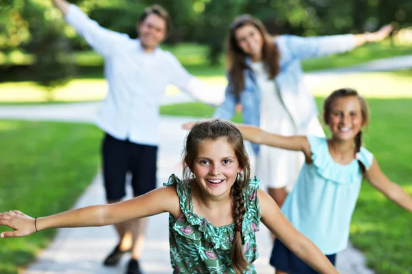 Doğada eğleniyor çocuklu genç aile — Stok fotoğraf