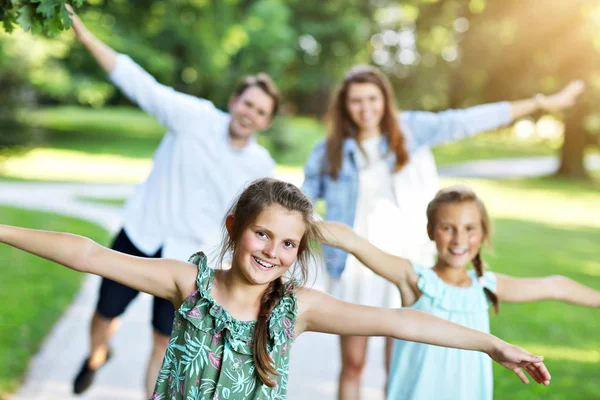 Família jovem com crianças se divertindo na natureza — Fotografia de Stock