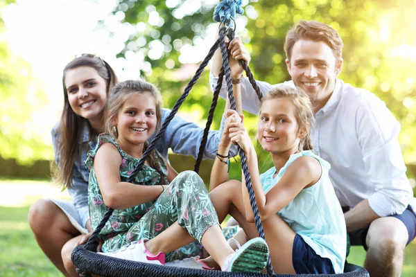 Vrolijke familie plezier op Speeltuin — Stockfoto