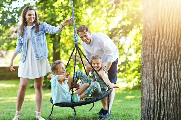 Neşeli aile sahada eğleniyor — Stok fotoğraf