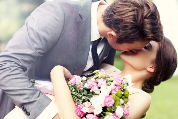 Hermosa pareja de boda disfrutando de la boda —  Fotos de Stock