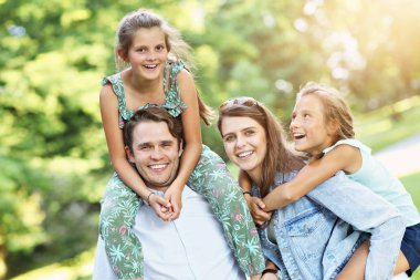 Doğada eğleniyor çocuklu genç aile