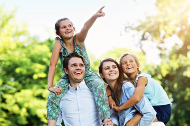 Doğada eğleniyor çocuklu genç aile