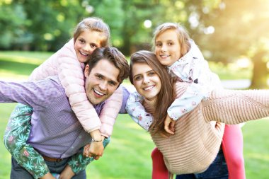 Doğada eğleniyor çocuklu genç aile