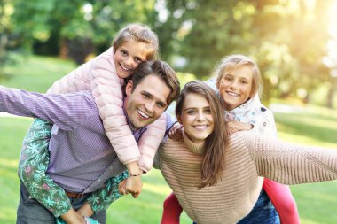 Doğada eğleniyor çocuklu genç aile