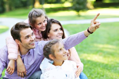 Doğada eğleniyor çocuklu genç aile fotoğrafı