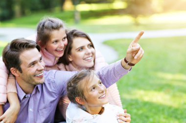 Doğada eğleniyor çocuklu genç aile