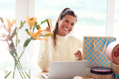 Sıcak kazak ve shoping online giymiş yetişkin kadın