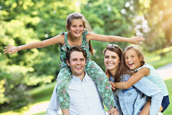 Junge Familie mit Kindern hat Spaß in der Natur — Stockfoto