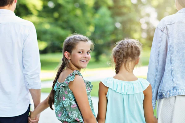 Ung familj med barn ha roligt i naturen — Stockfoto