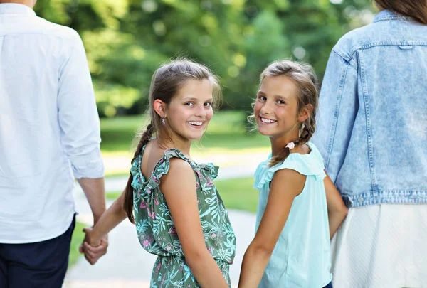 Jong gezin met kinderen plezier in de natuur — Stockfoto