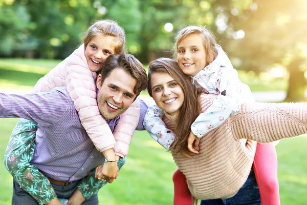 Familia joven con niños divirtiéndose en la naturaleza — Foto de Stock