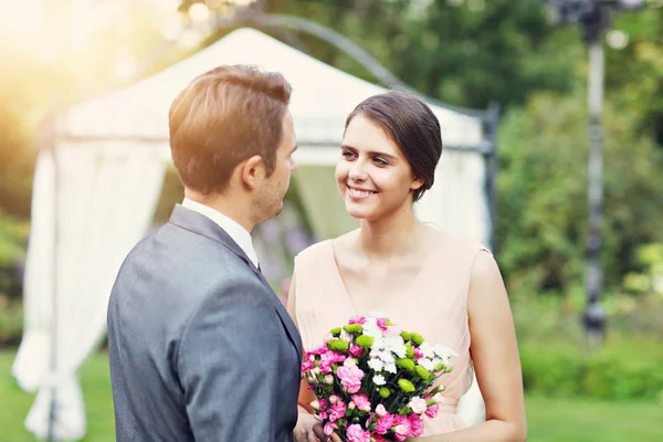 Mooie bruidspaar geniet van huwelijk — Stockfoto