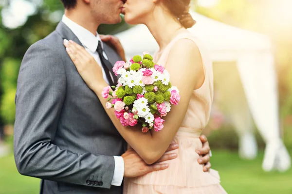 Hermosa pareja de boda disfrutando de la boda —  Fotos de Stock