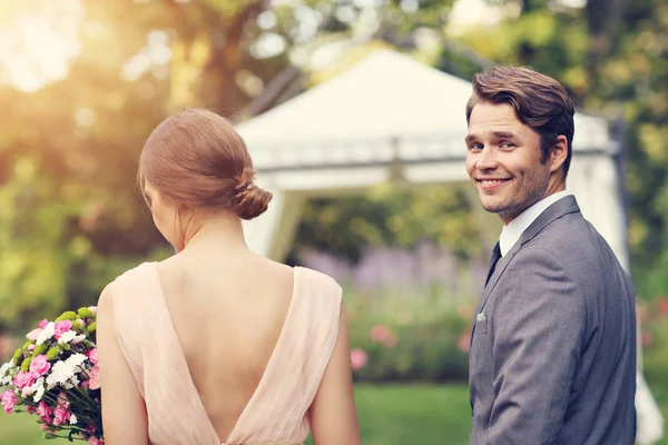 Mooie bruidspaar geniet van huwelijk — Stockfoto