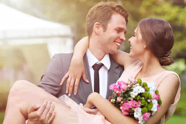 Mooie bruidspaar geniet van huwelijk — Stockfoto