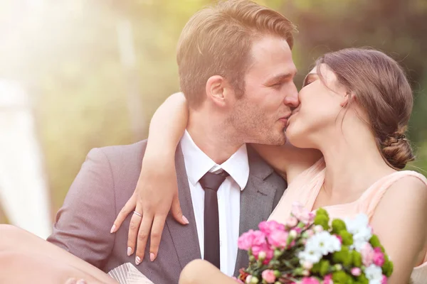 Schönes Hochzeitspaar genießt Hochzeit — Stockfoto