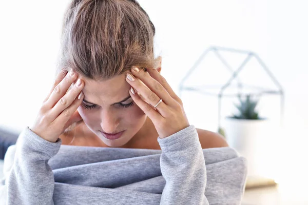 Malata donna adulta a casa — Foto Stock