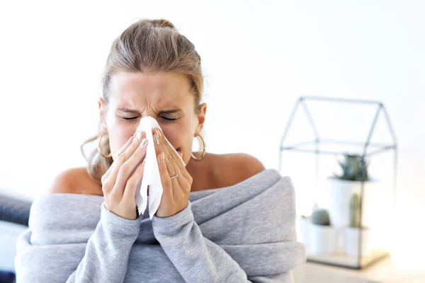 Malata donna adulta a casa — Foto Stock