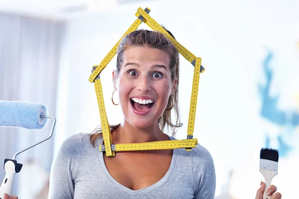 Rijpe vrouw doet verbeteringen van het huis — Stockfoto