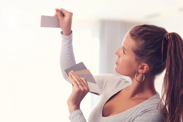 Rijpe vrouw doet verbeteringen van het huis — Stockfoto