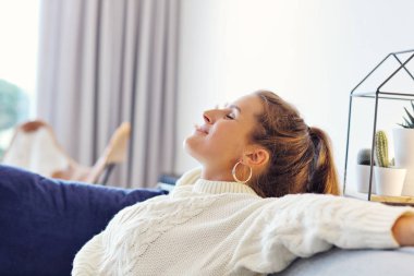 Sıcak kazak evde bir sonbahar günü istirahat giymiş yetişkin kadın