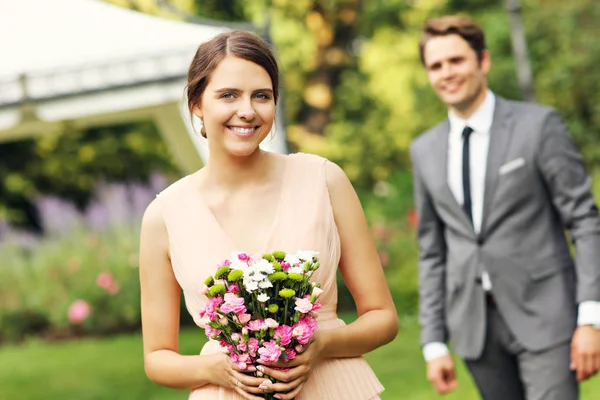 Hermosa pareja de boda disfrutando de la boda —  Fotos de Stock