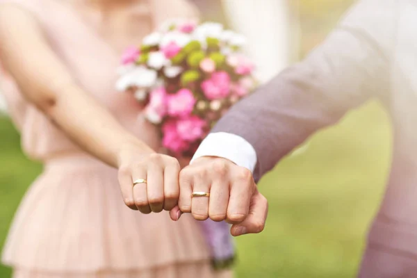 Vackra bröllop par njuter av bröllop — Stockfoto