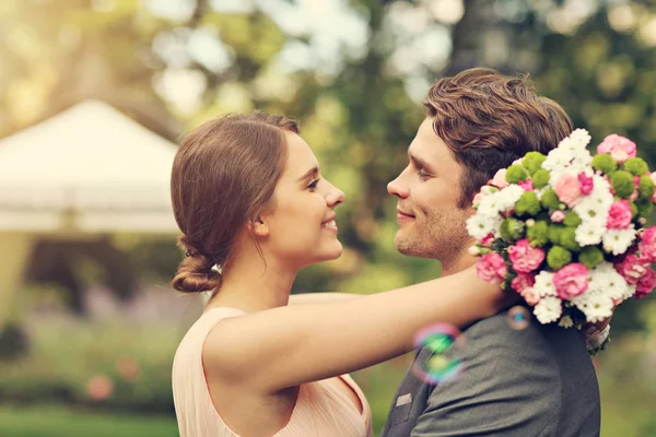 Schönes Hochzeitspaar genießt Hochzeit — Stockfoto